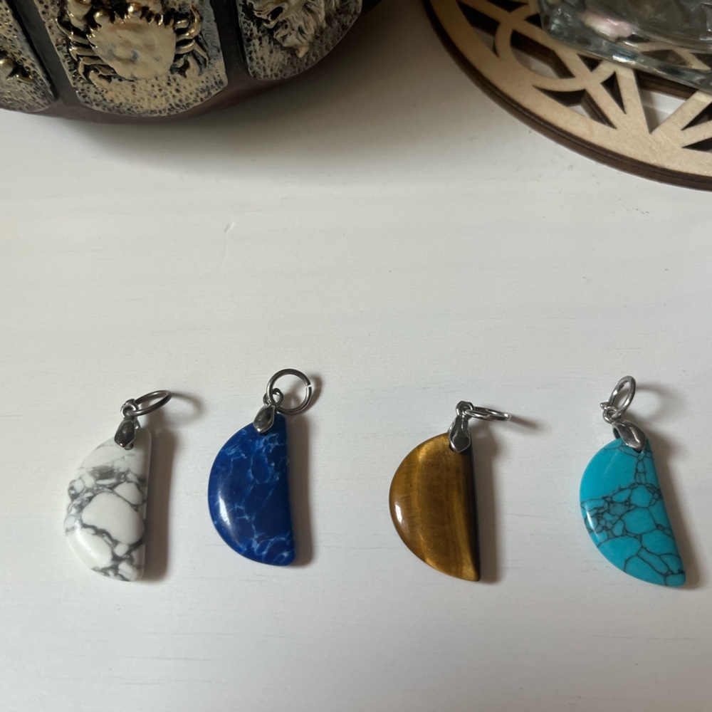 4 piece crystal necklace charms! 🌙